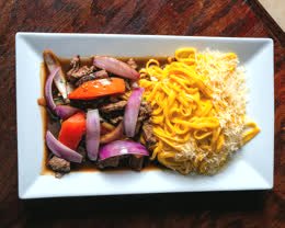 Tallarines a la Huancaína con Lomo Saltado